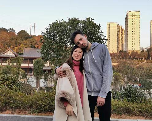 乌克兰小伙与岳阳妹子一路“撒狗粮”,平时最爱撸串