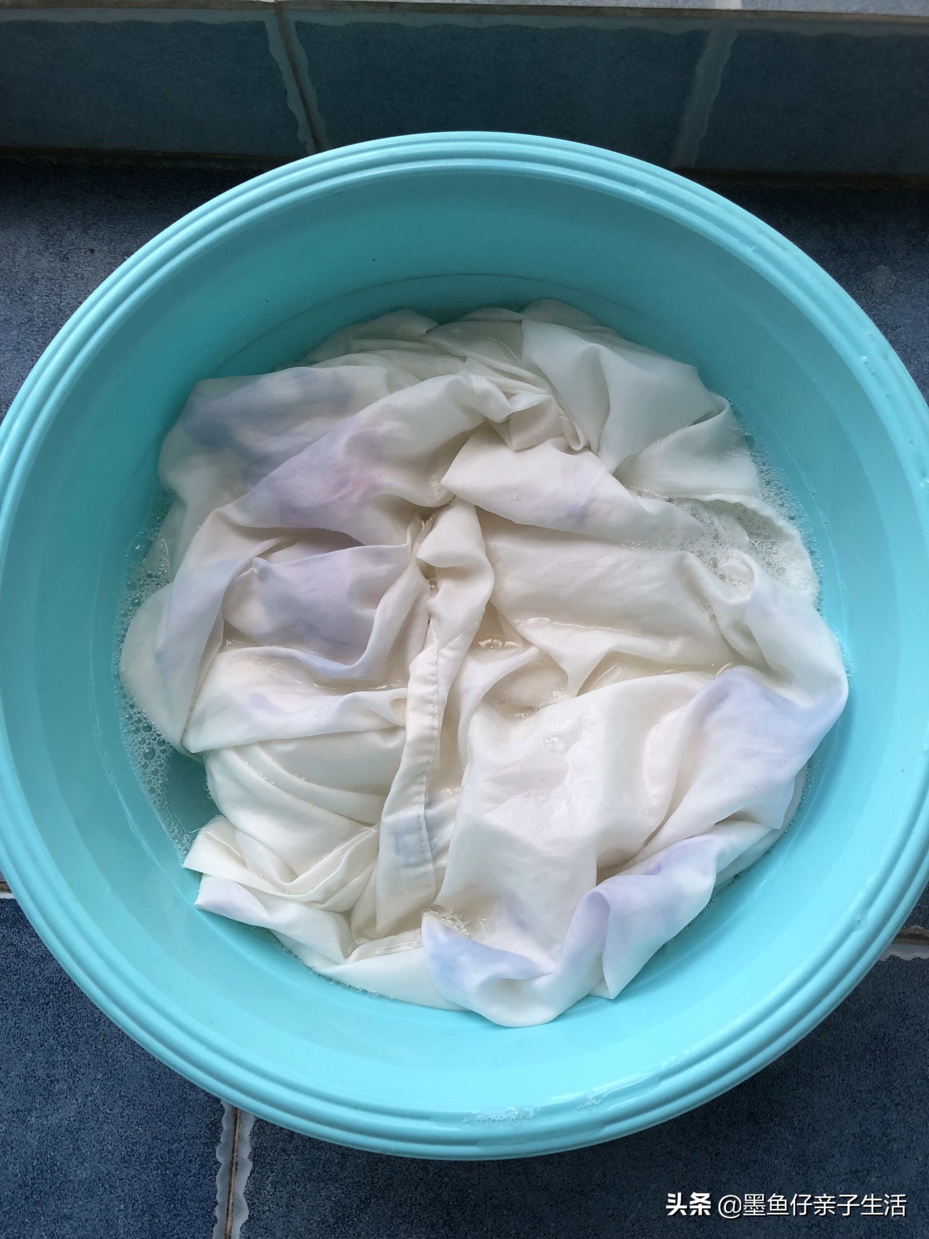 染色的白衣服怎么恢复白色,怎样使染色的衣服恢复原样