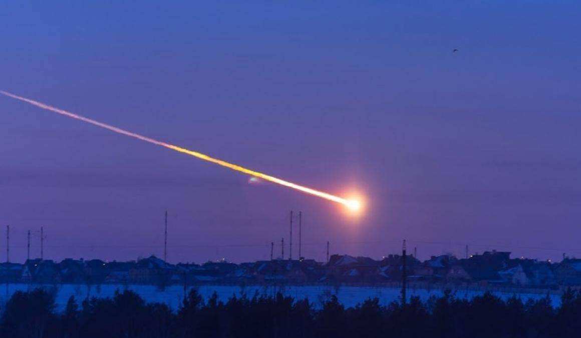 火流星划过杭州夜空，陨石重达数百克，专家建议不要用手直接触摸