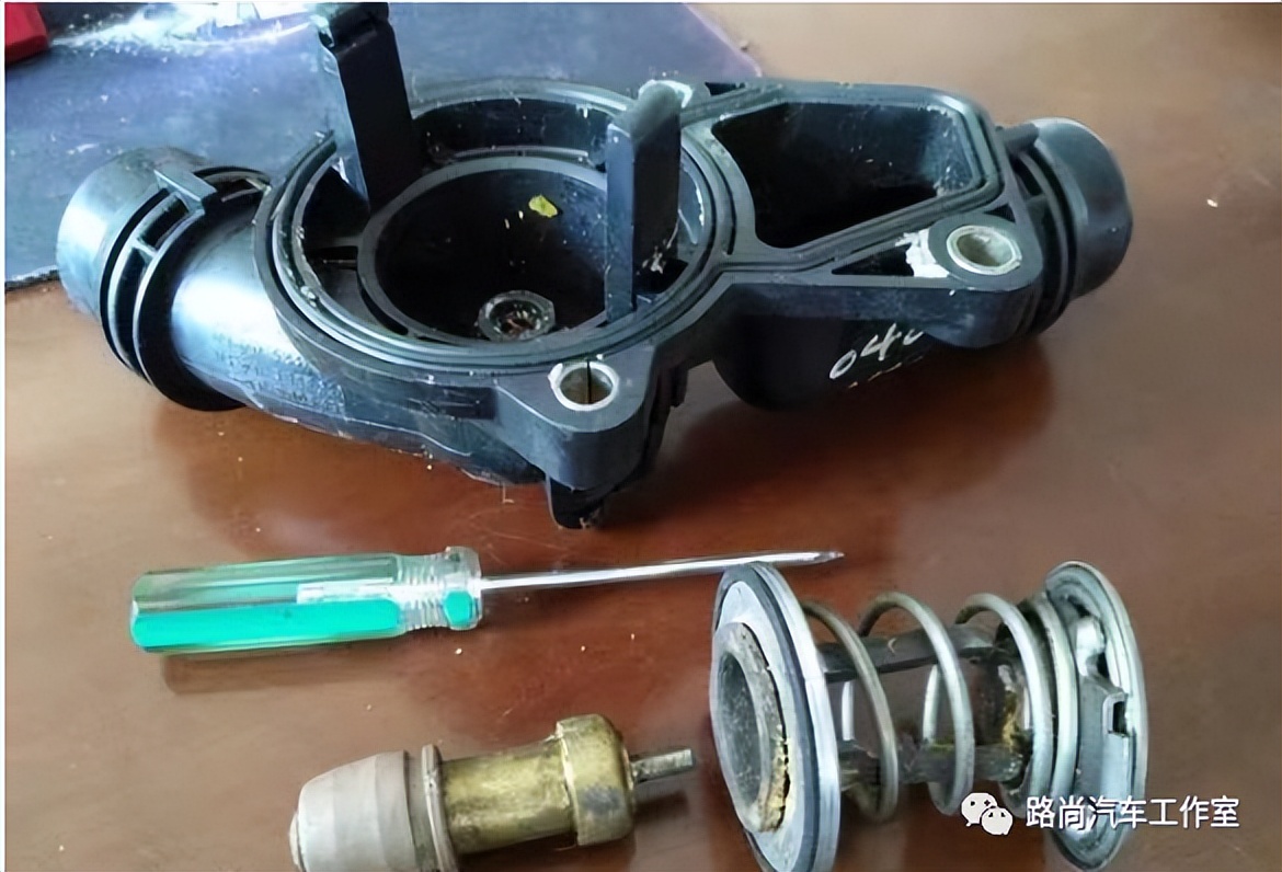 汽车防冻液高温是怎么回事,汽车发动机防冻液漏水是怎么回事