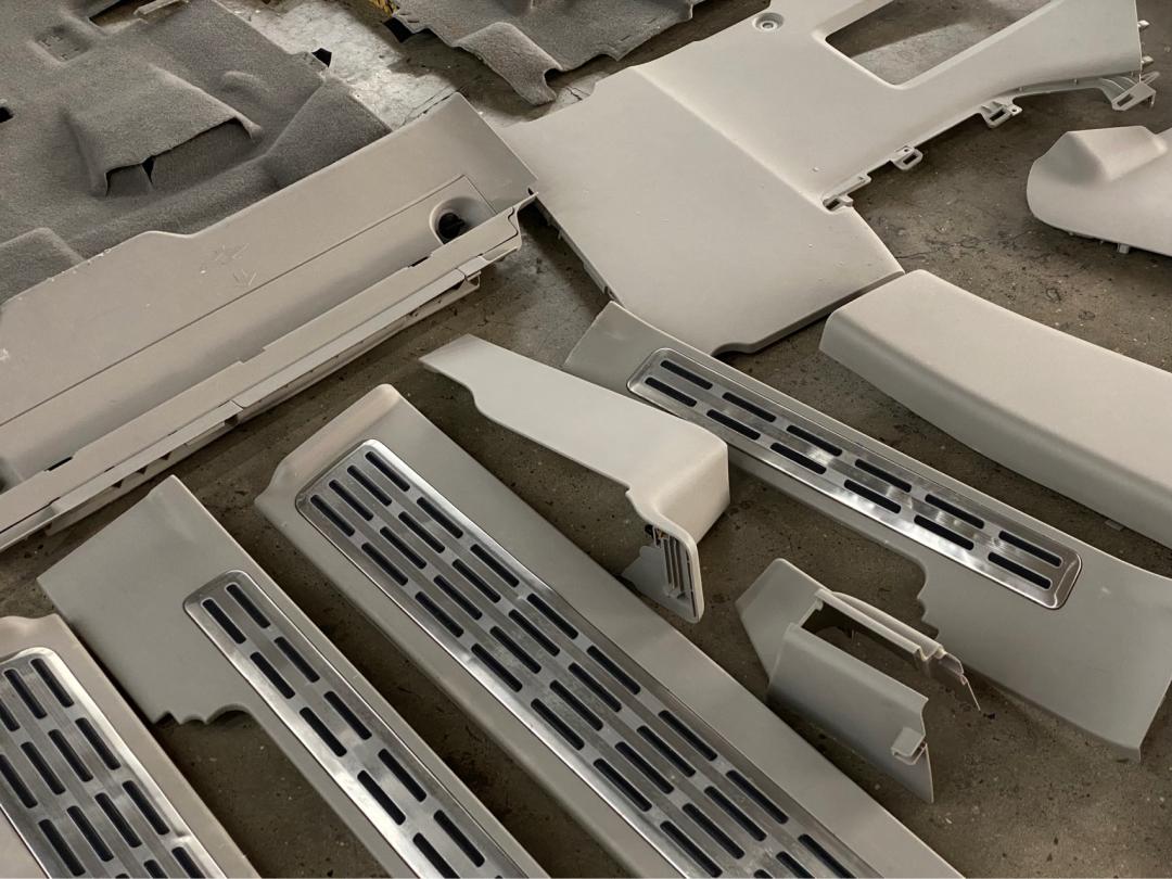 老款艾力绅二手车修复,老车翻新艾力绅