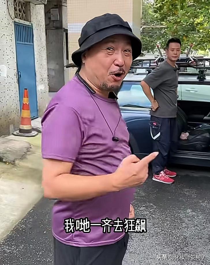 江门街头惊现2位港星摆摊，卖鱼蛋日赚800元，生意爆棚忙得满头汗