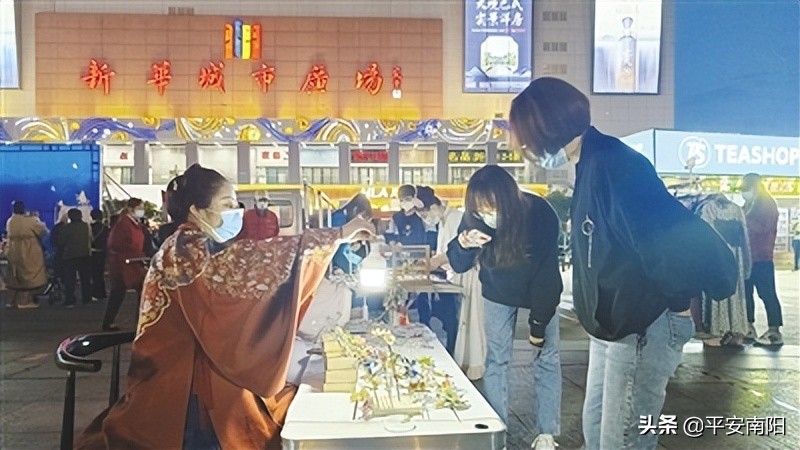 走访新华城市广场、中心广场跳蚤市场！伴“月”随“星”追寻最美烟火气