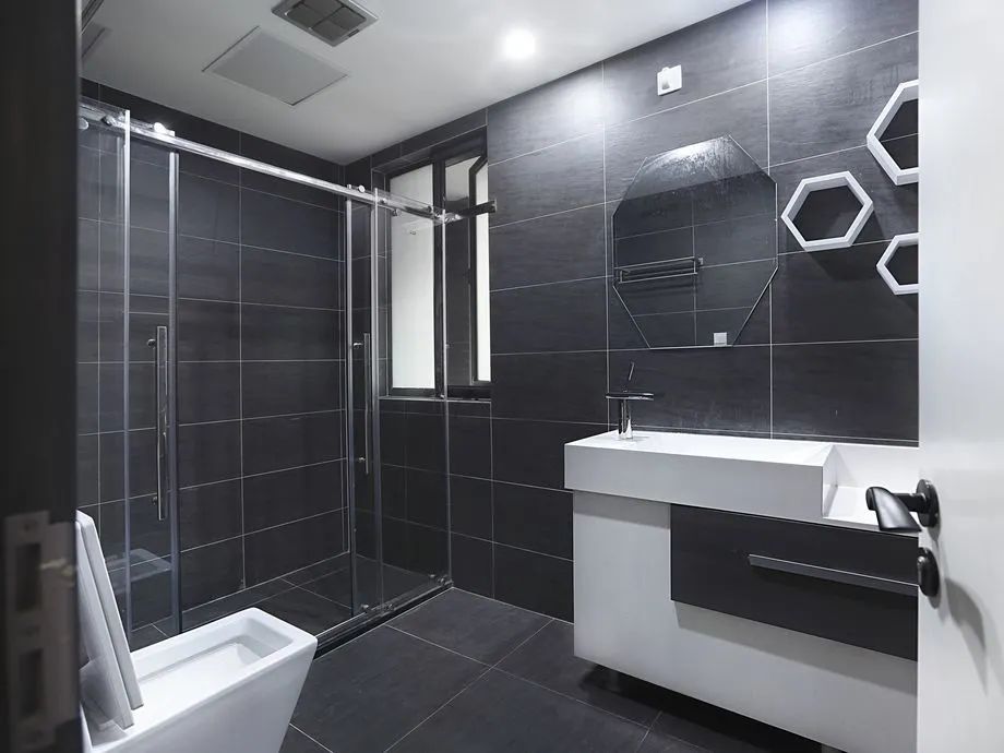 楼上隔壁卫生间渗水渗到楼下墙根,卫生间渗水到房间怎么处理