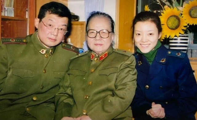 王丽云青涩旧照,车晓王丽云母女军装照