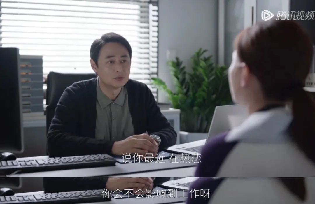 姐妹互扯头花啥意思 (男团互扯头花)