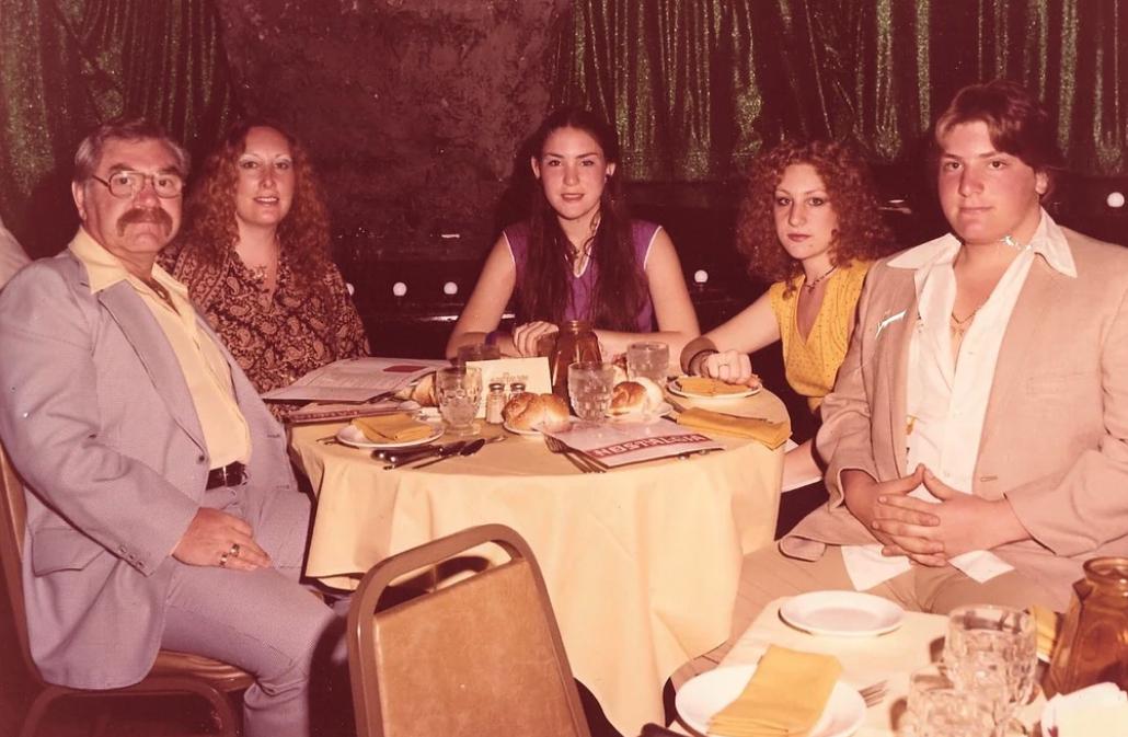 纽约富家女：14岁被逼阅成人片，参加真人派对，如今开始拍纪录片