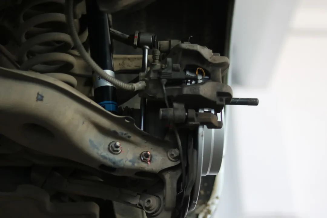 搞了辆“破烂不堪”的老款轿跑，进厂重造大翻新，满血复活变新车