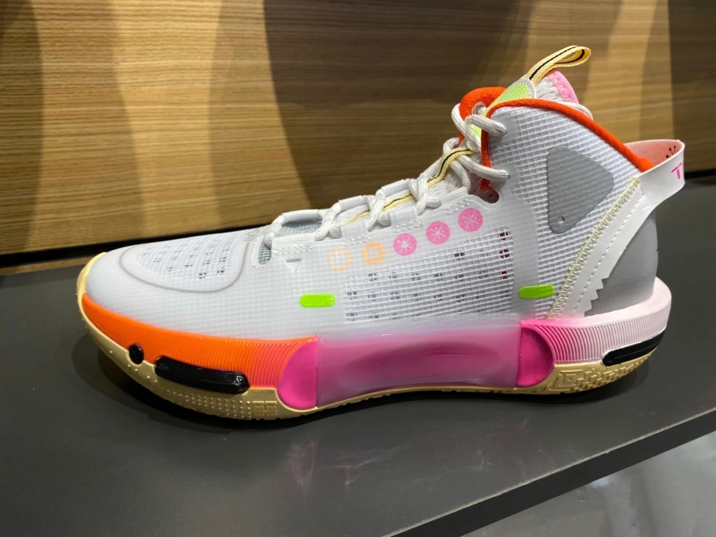 李宁新品！JB1代联名配色曝光，韦德幻影4被指抄袭，空袭9代崛起