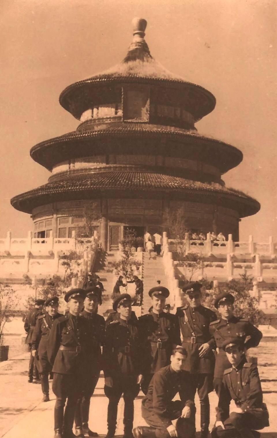 女子身穿日本侵华军装照片,女子穿侵华日军服装摆拍新闻视频