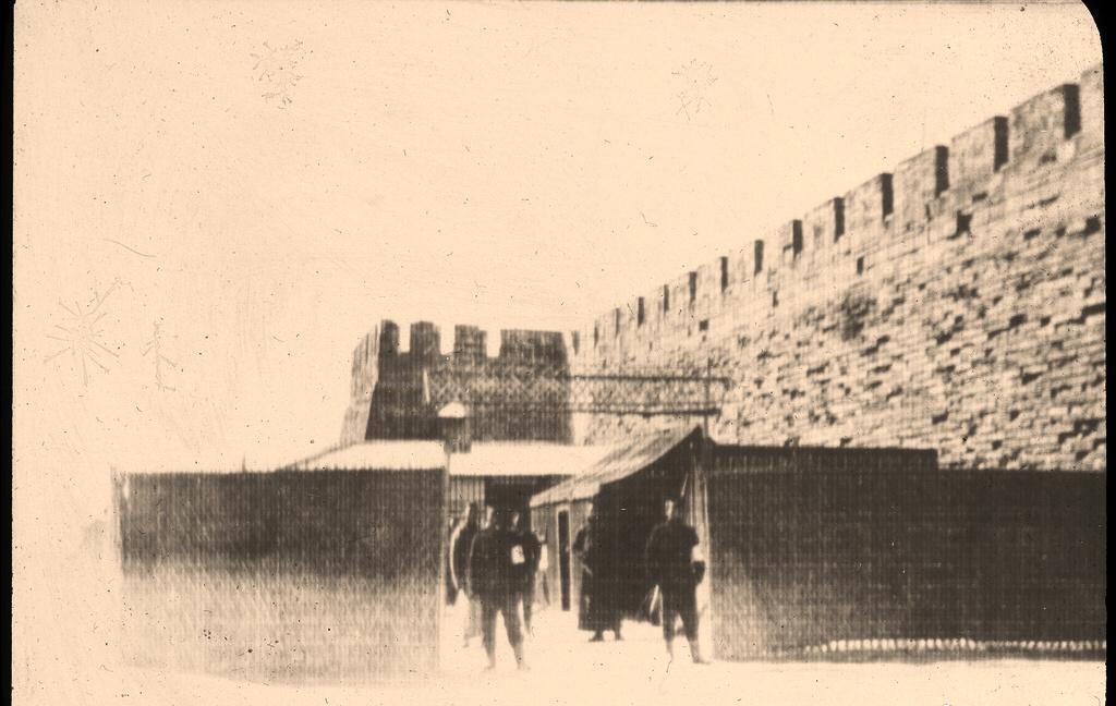 日军侵华兽行,日军当着国军的面杀俘虏