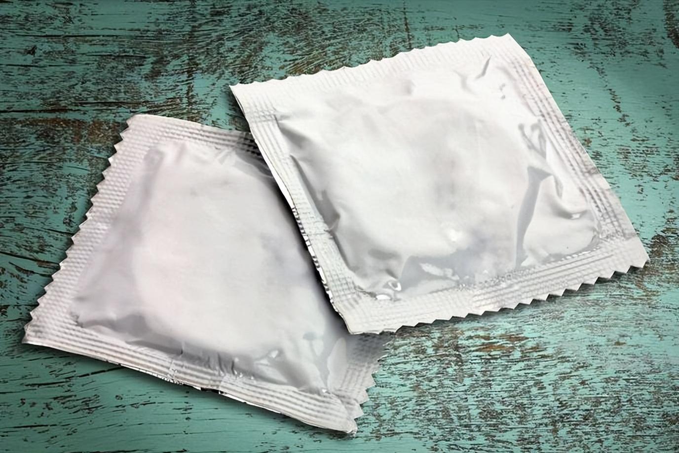 女性一直长痘痘是什么原因,下嘴唇下面长痘痘发红是怎么回事