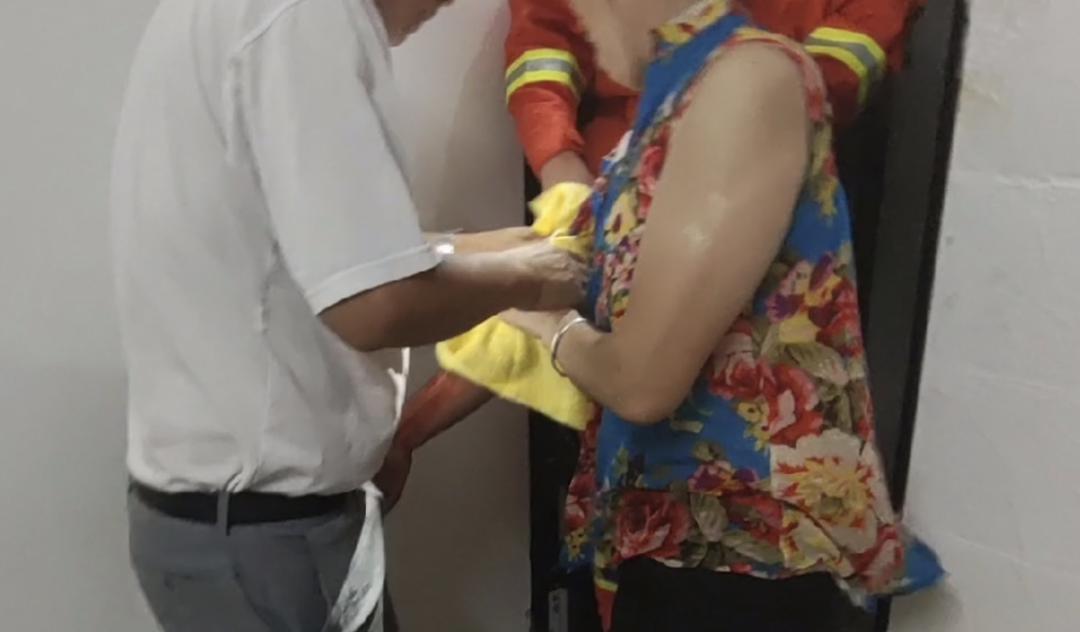 厕所里虫子咬到很痒,野外上厕所被咬