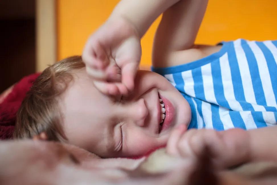 宝宝睡着突然哭闹发脾气,别着急责怪,可能是身体的“求救”信号