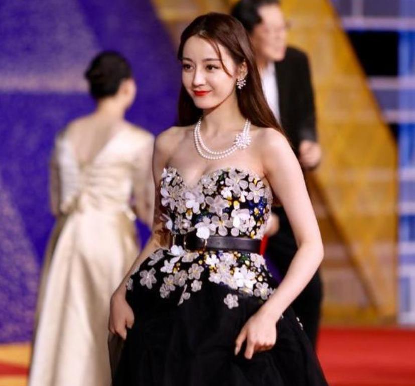 吴宣仪关晓彤玫红色礼服,关晓彤吴宣仪穿衣