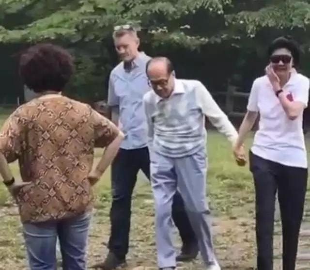 李嘉诚周凯旋年轻的照片,李嘉诚女友周凯旋的经典爱情观