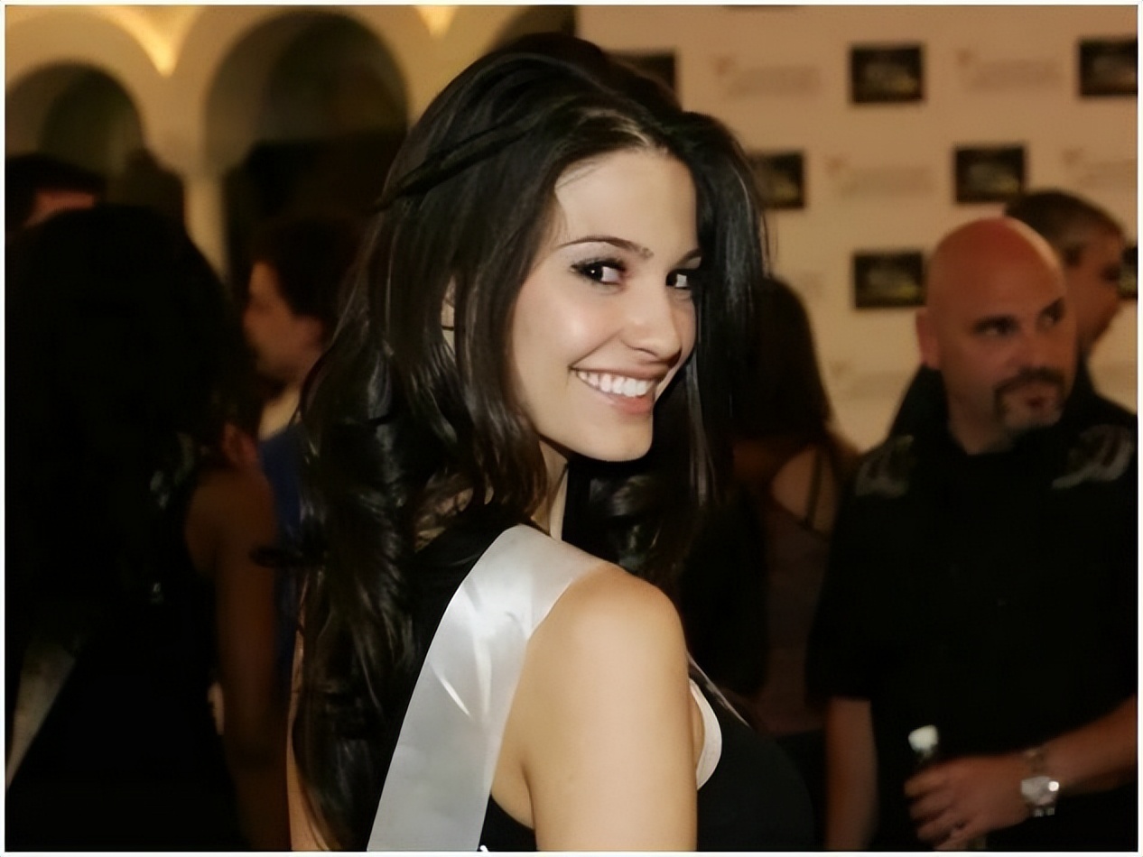 美籍亚医年入320万美金，妻子却飞往世界各地做应召女郎，缺钱？