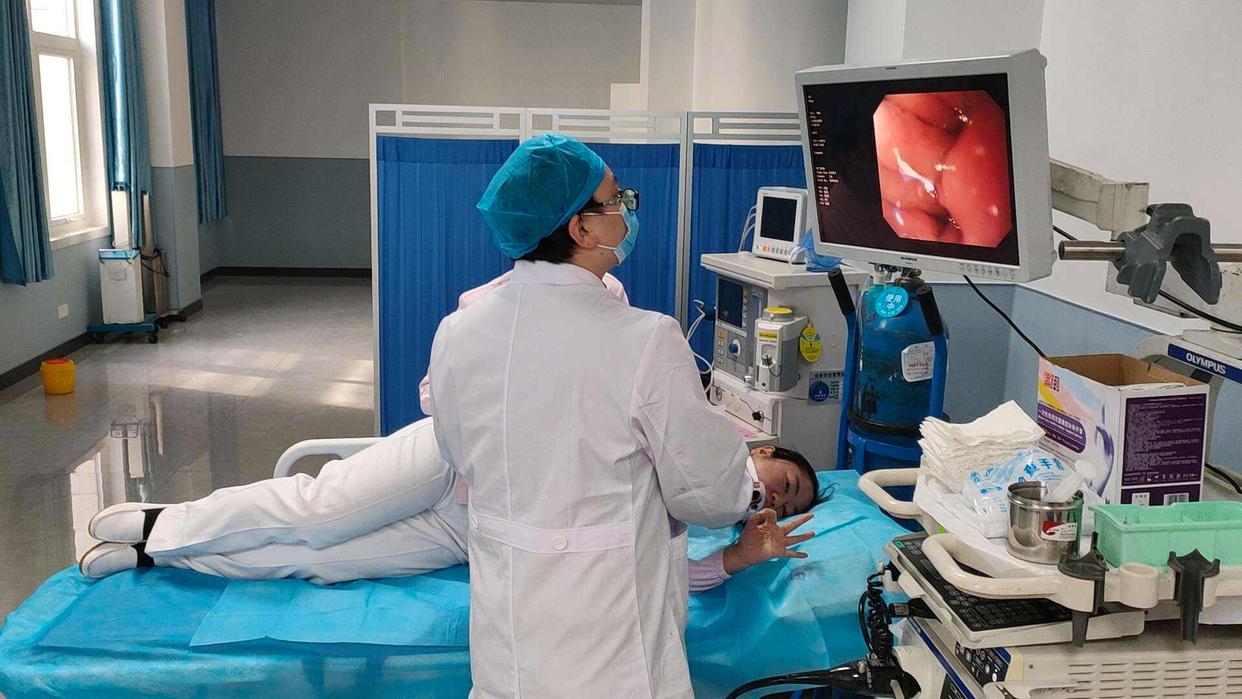 胃镜间隔多久做一次合适,胃镜多久做一次对身体有伤害吗