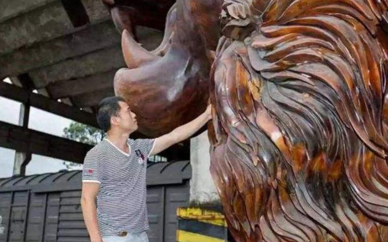 广西男子雕楠木,15米长东方雄狮根雕300万元拒卖