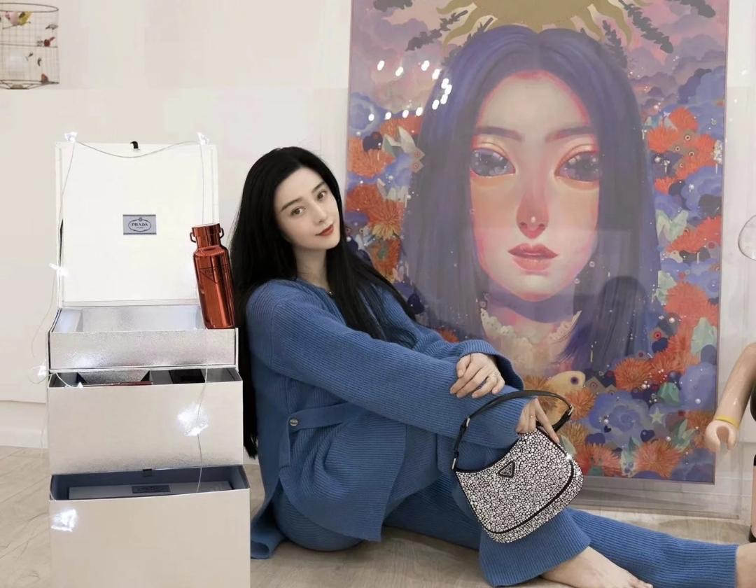 范冰冰穿连衣裙现身手上戒指抢眼,范冰冰现身机场秀红宝石戒指