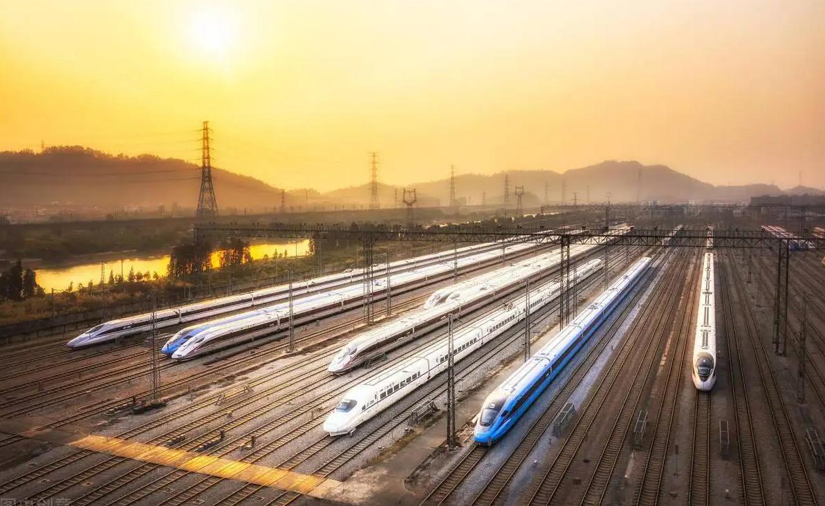 350时速高铁如何一直供电,高铁高速运行时是如何实现供电的