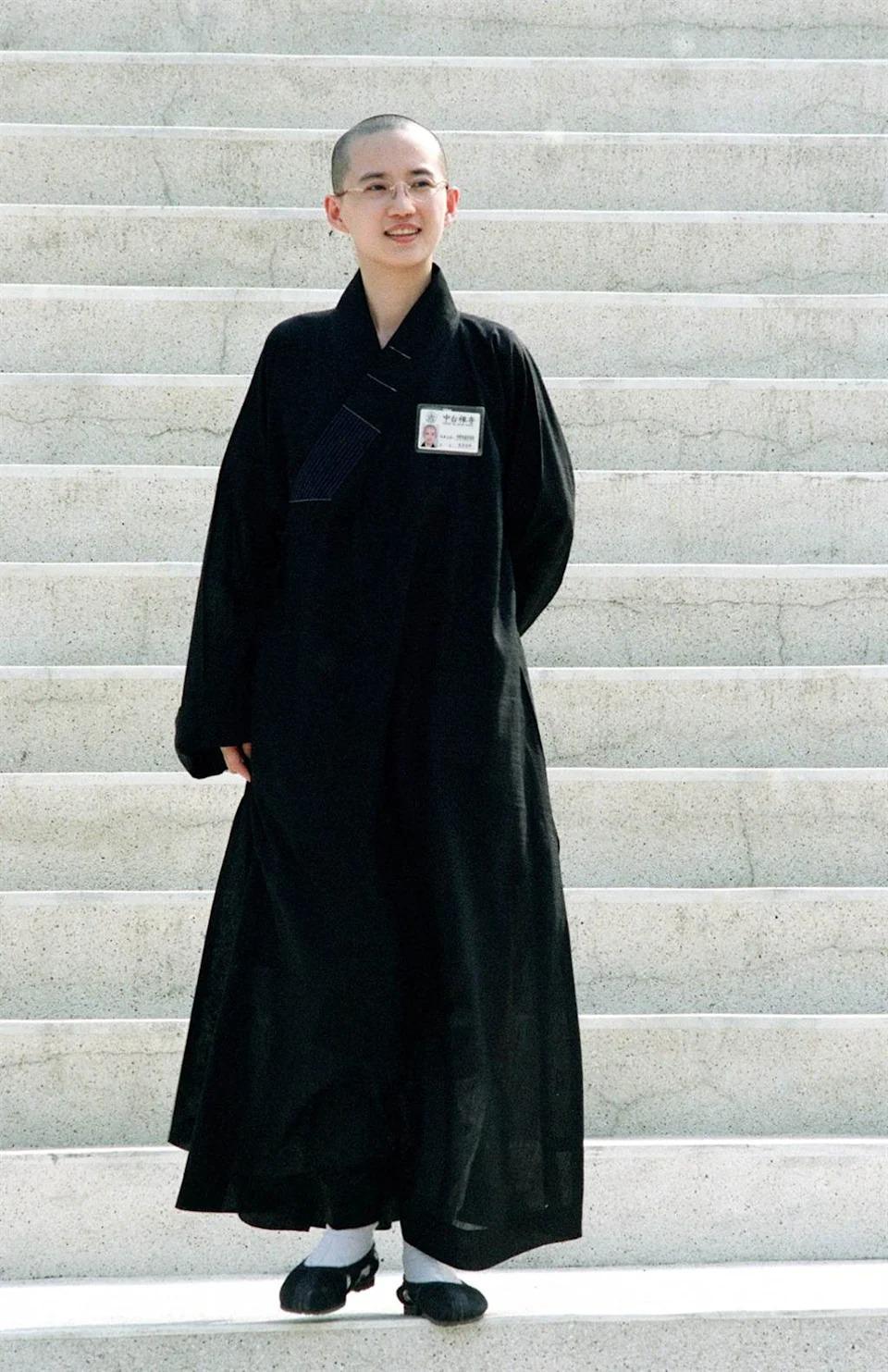 “最美尼姑”桑妮的成名之路,台湾女明星出家当尼姑桑妮