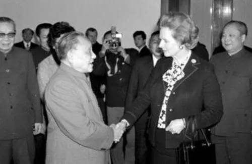 一位令人折服的伟大外交家——*小平邓**