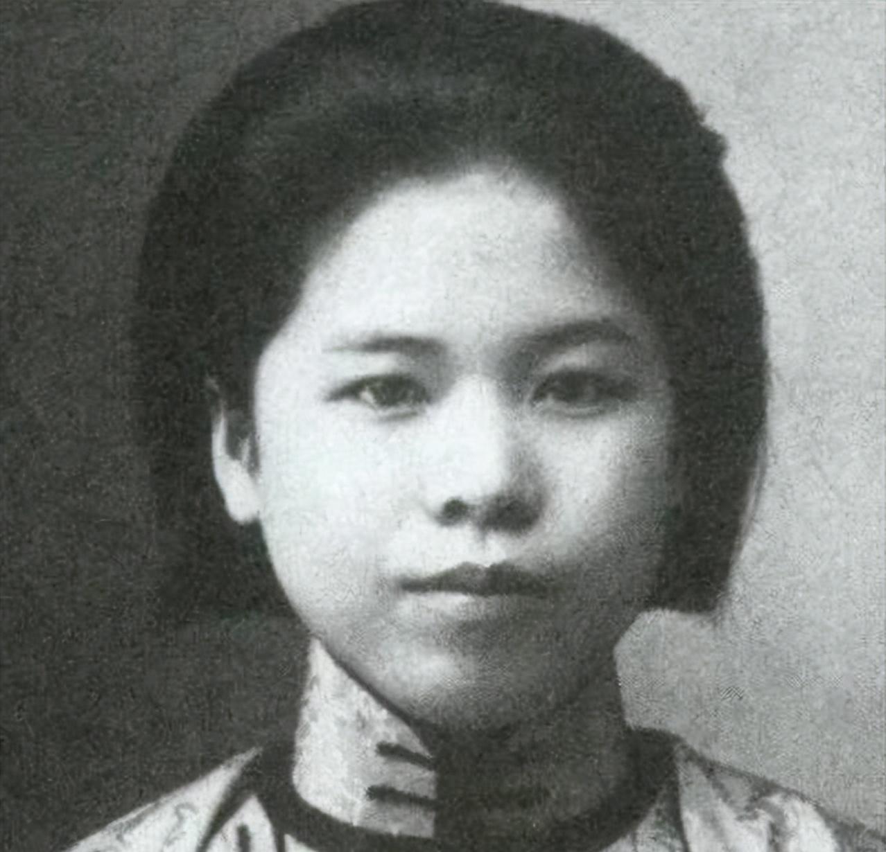 1949年，杨虎城死后3个月发现遗体，长子杨拯民扶柩，安葬在西安