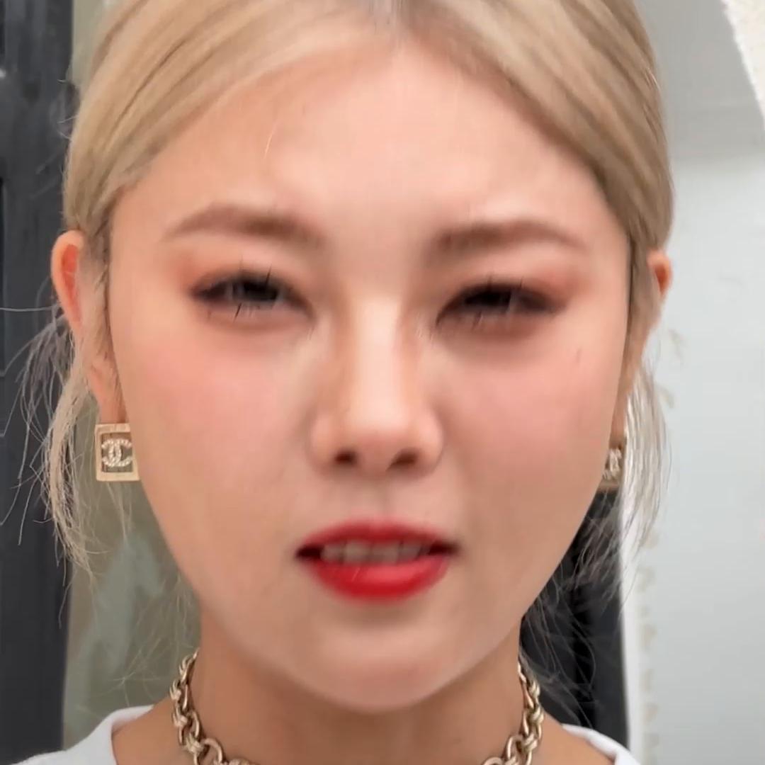 化妆一定要用带光的镜子吗,化妆时用的小镜子