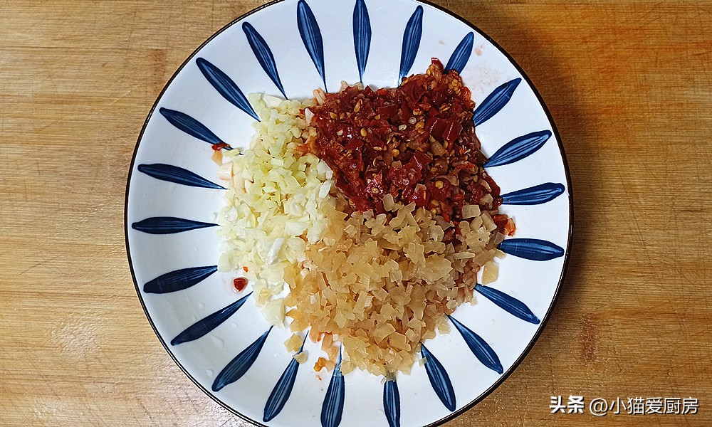 农村下酒菜泡椒蒸腊草鱼,酸菜泡椒草鱼的家常做法