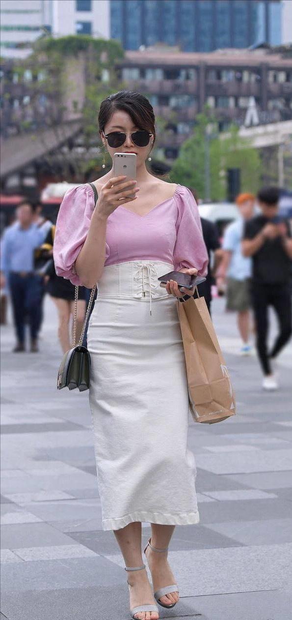 夏季小心机镂空修身包臀连衣裙,秋季包臀蕾丝连衣裙搭配外套