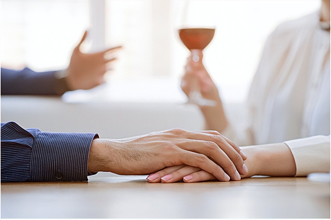 杭州一男子200万与女子签5年*养包**协议，2年后又起诉要回，结局？