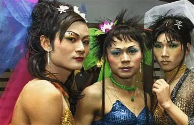 “变性人”李二毛：为爱变女人，被拍17年，41岁在出租屋悲惨离世