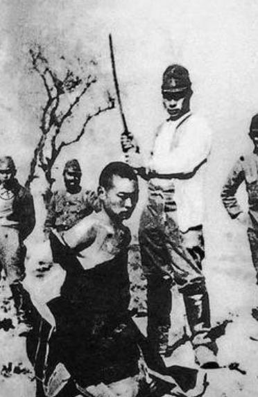 八路军科长被俘,假意娶汉奸之女,洞房时试探出了姑娘的隐情