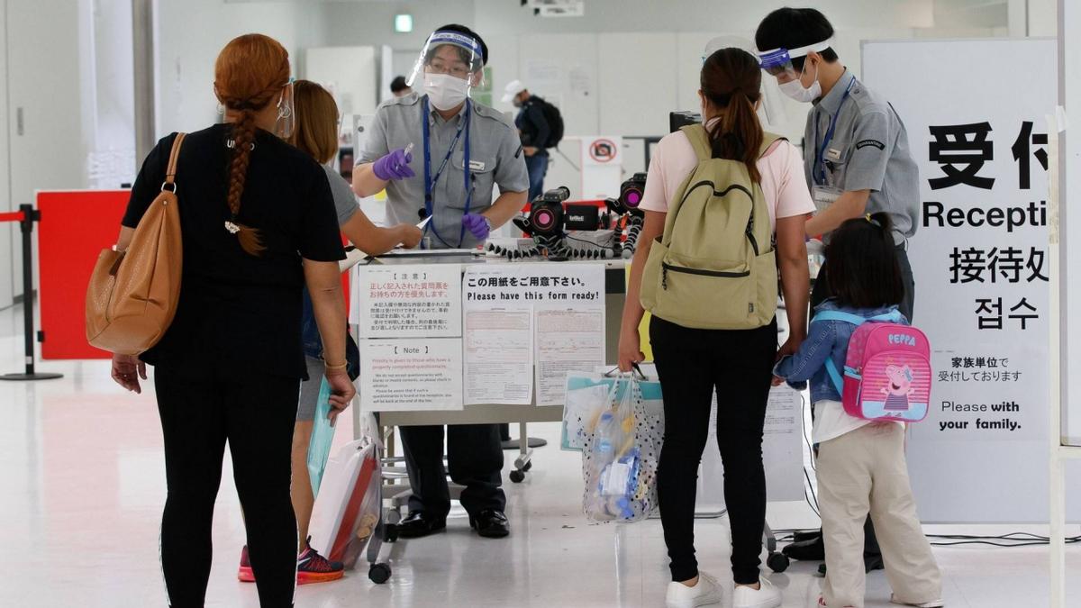 韩国强迫港澳旅客降落仁川后，港府强势反击，暂停进口韩禽类产品
