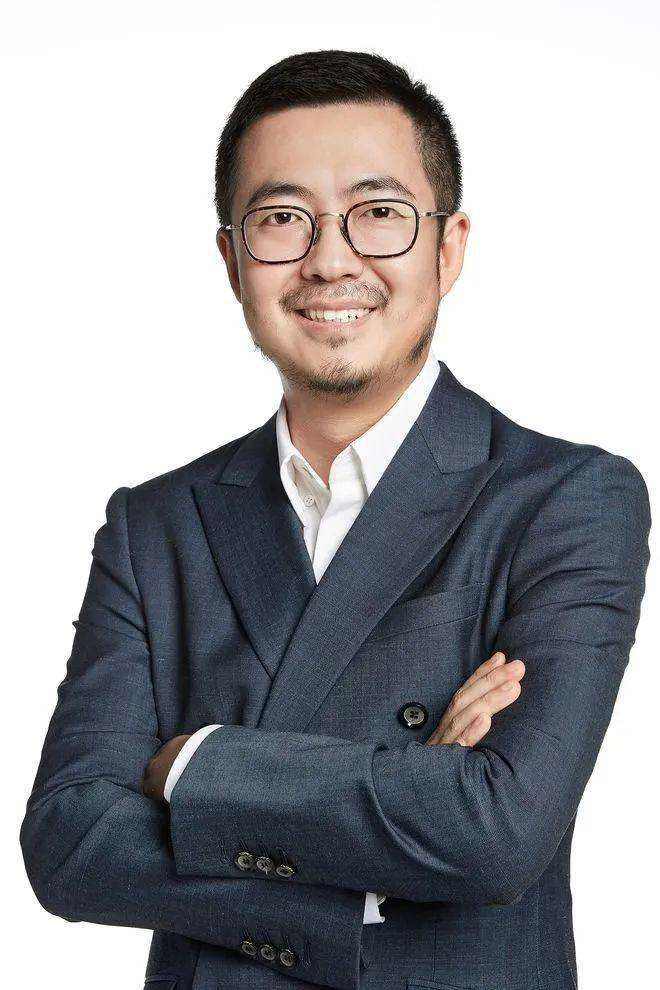 他生于上海，放弃副总裁位置，跑去辅佐马云，最后成董事长