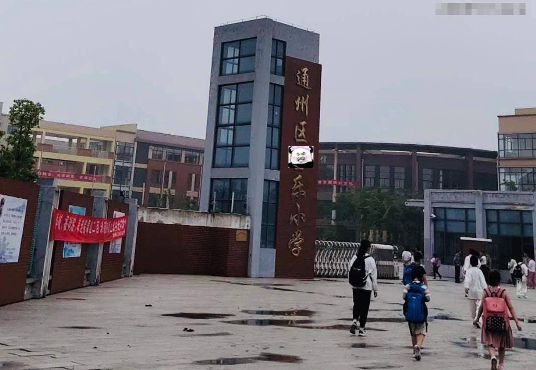 南通某校的“黄金门”火了，项目经费高达1000万，官方回应遭调侃