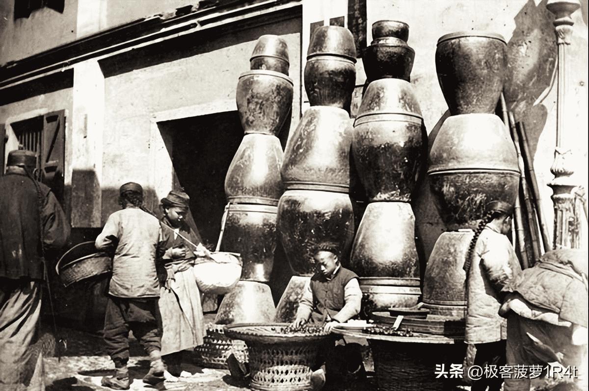 侵华日军残酷*行暴**，女子为活命脱下衣服让日本人拍摄，*辱侮**至死2