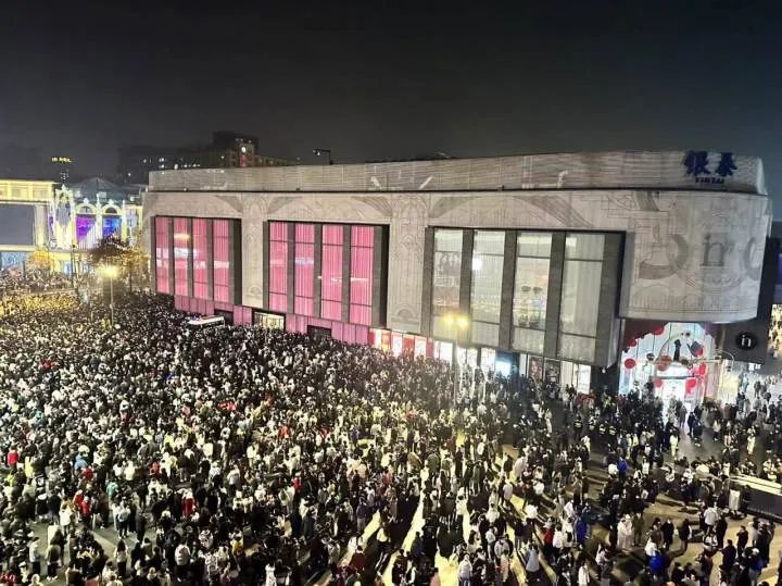 烟火气回来了！​杭州街头数万人喊响新年倒计时【新闻早七点】