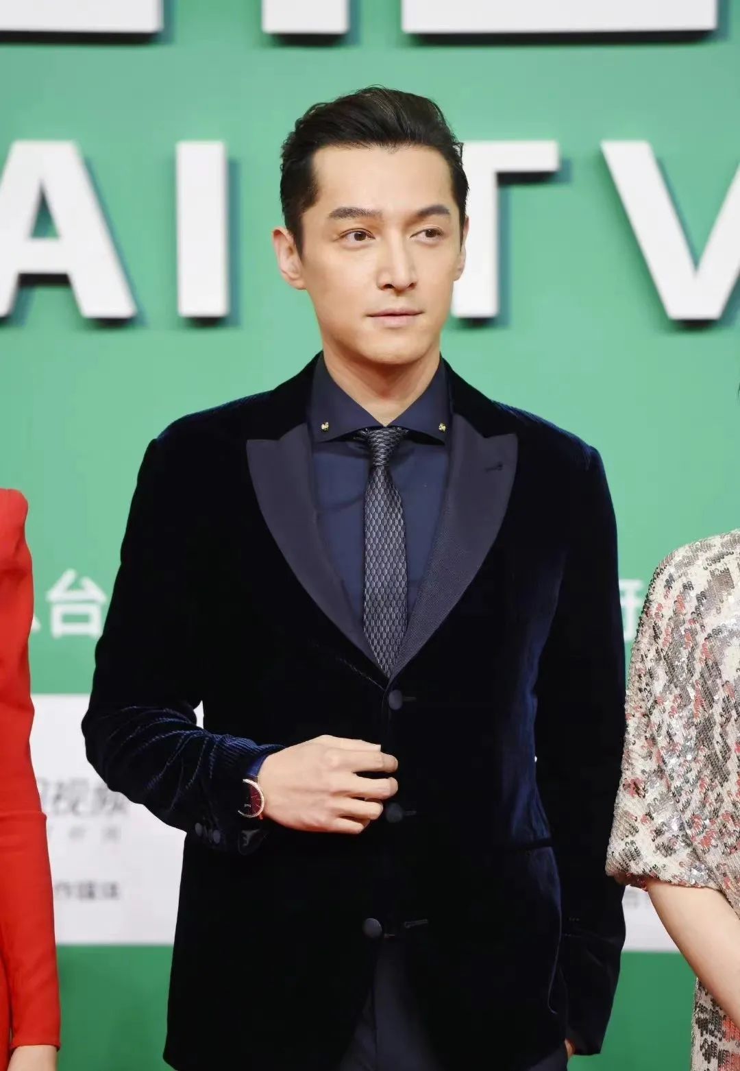 宝石也开始内卷了？做成珠宝or腕表，你Pick哪一个？