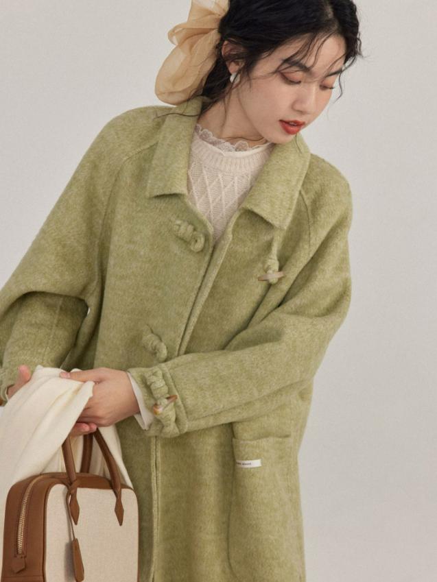 牛角扣大衣穿搭高级感小个子,牛角扣大衣如何穿出年轻高级感