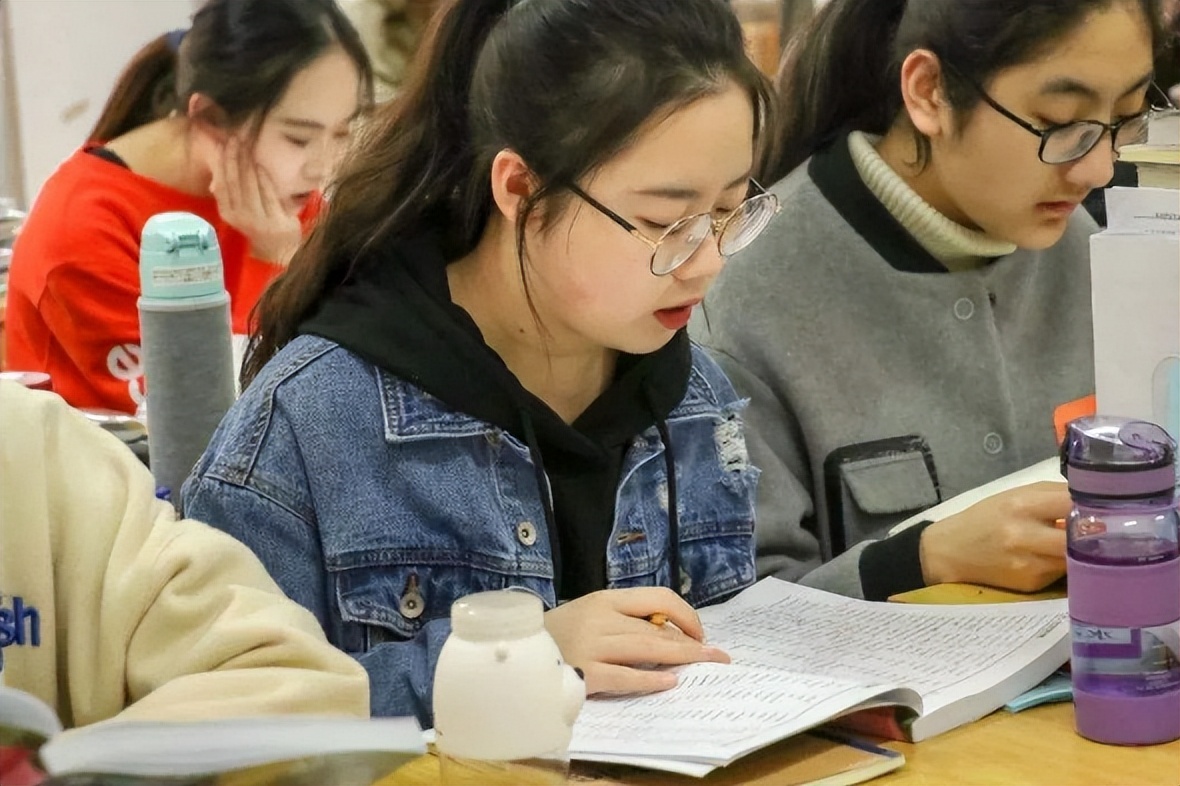 “清华有啥了不起”，因女儿高考打折的凉菜摊，被网友嘲讽到关门