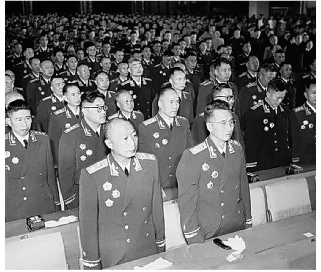 *德朱**位列十大元帅之首，授衔编号却是004号，那001号是谁？