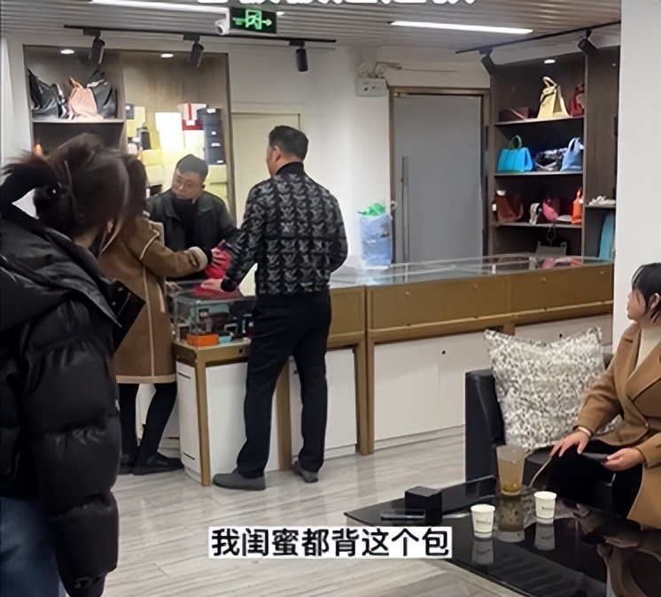 妻子花5.8W买包，月薪4千老公怒而带其退货，妻子：不买就离婚