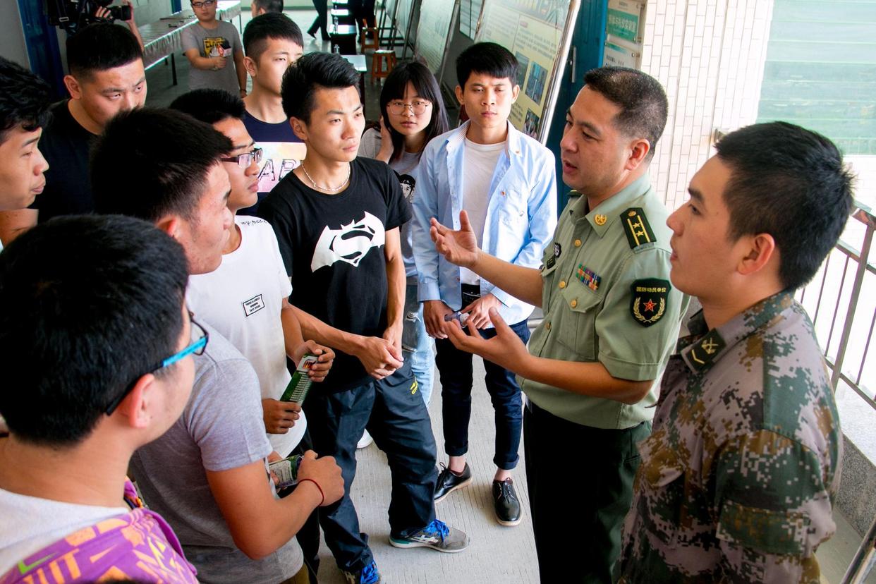 大学生“喜出望外”，符合条件的学生，或将有望实现带编入伍！