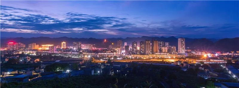 漫步林中风景如画美女似仙女,漫步美丽风景