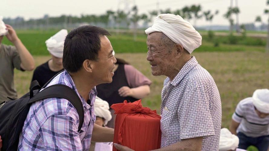 台湾“灵魂摆渡人”，20年间自费送200位老兵回家，感动海峡两岸