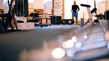 健身教练辅助女学员深蹲,辅助深蹲150kg女学员