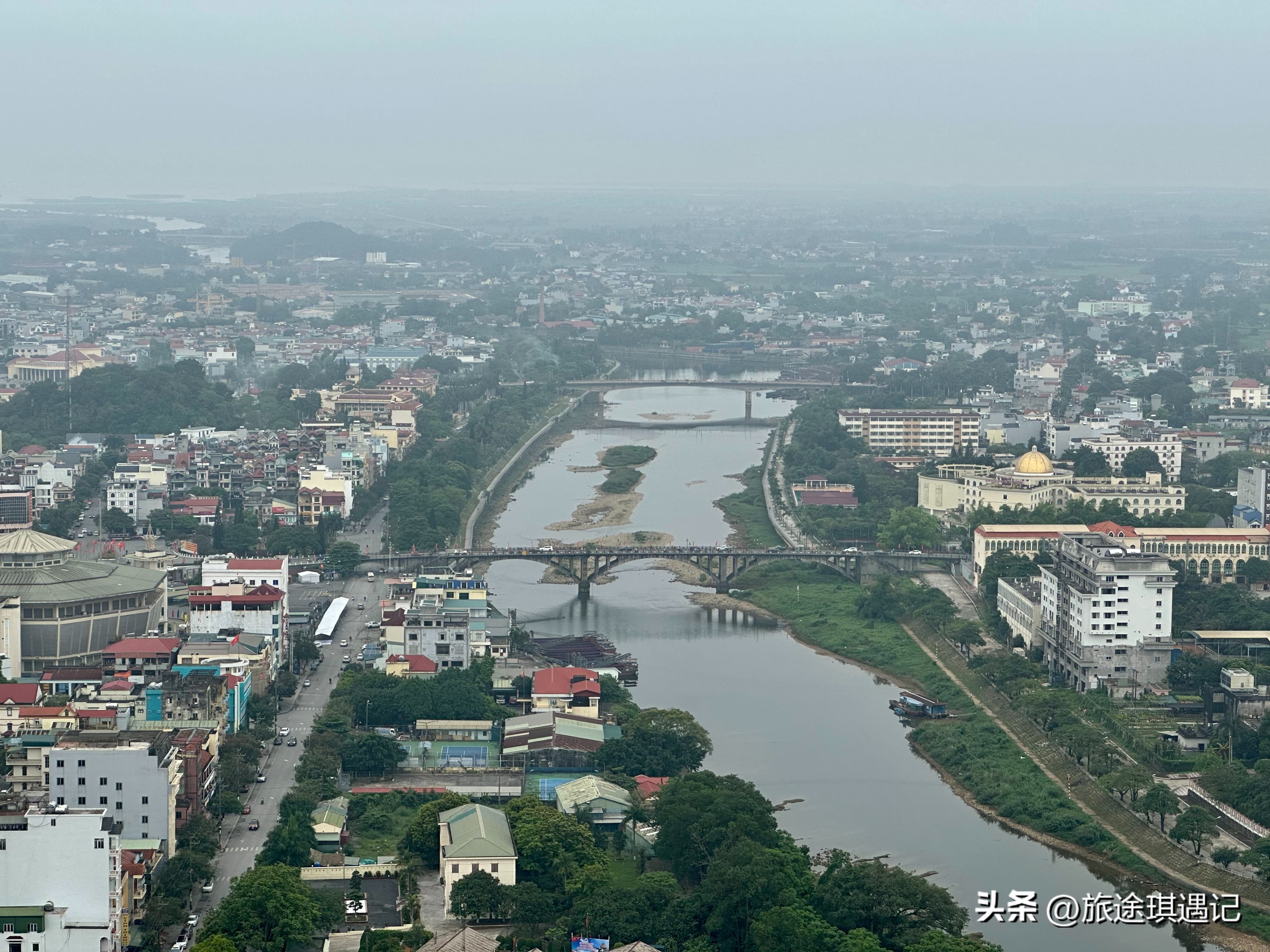 东兴与越南边境交界处,越南人看东兴北仑河