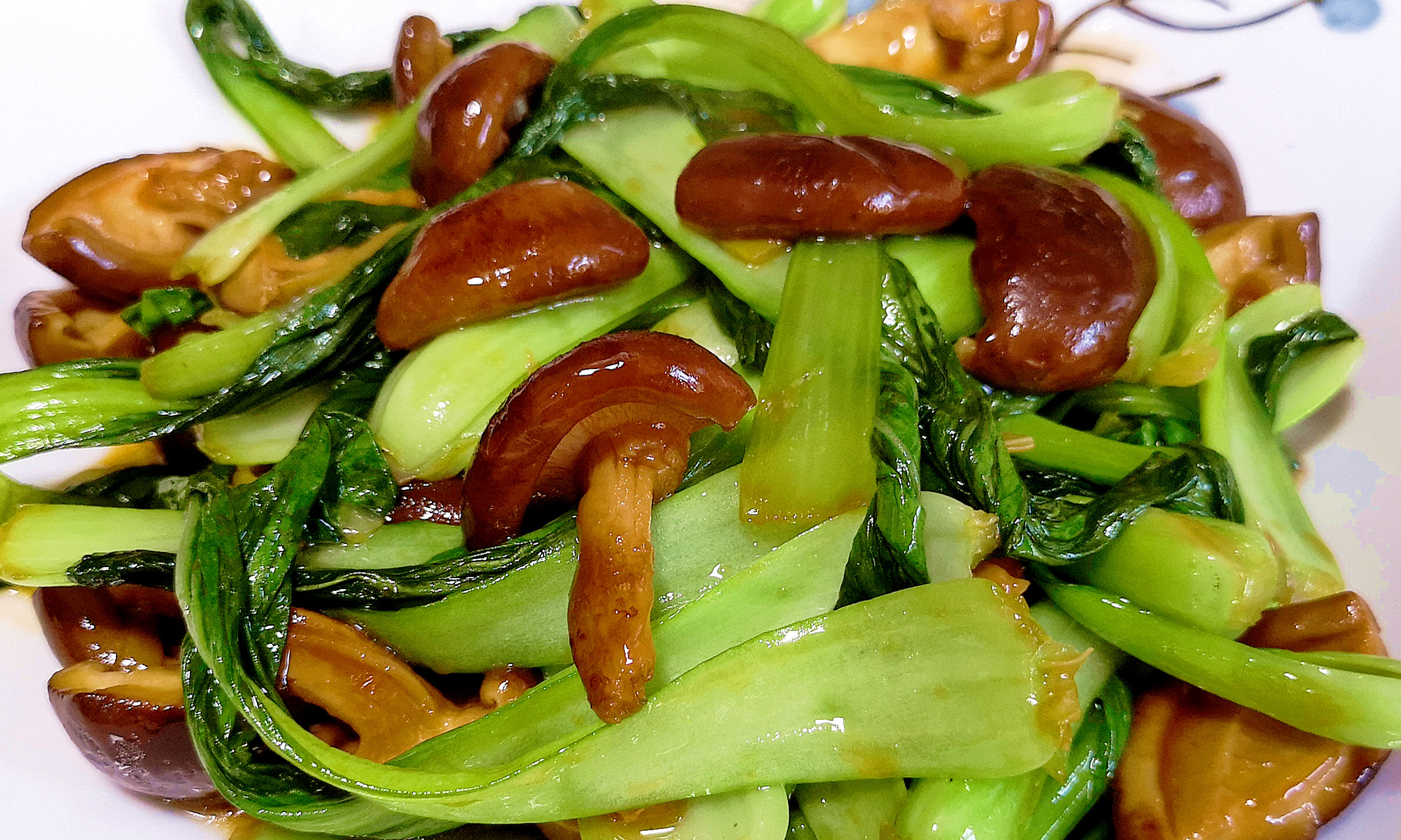 香菇买湿的好还是干的好呢,干香菇菌褶颜色深好还是浅好